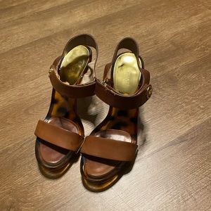Micheal Kors Leather Acrylic Sandal Sz 8.5